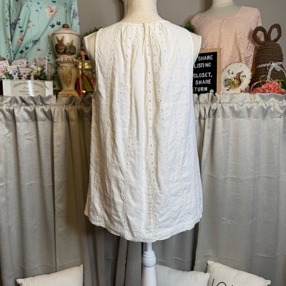 LOFT Cream Pleated Eyelet Sleeveless Blouse Sz M - Picture 5 of 9